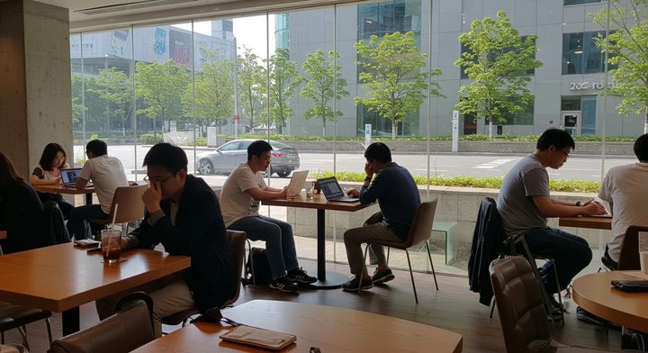 서울 강남 지역 카페에서 노트북을 사용하는 한국 직장인